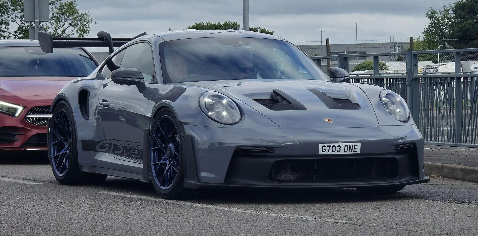 Porsche 911 GT3 RS grise, photographiée en extérieur